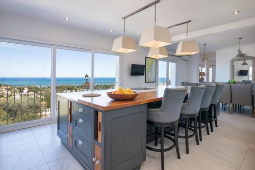 Castillo de Troya Grande et luxueuse villa à Denia, Costa Blanca, Espagne, avec piscine privée pour 12 personnes. La villa est située dans une zone urbaine et montagneuse près de la plage, à 3 km de la plage Marineta Cassiana et à 3 km du centre-ville de Denia....