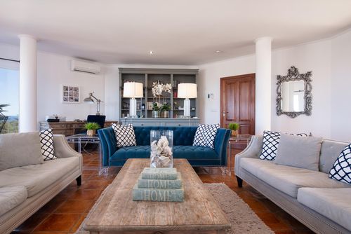 Castillo de Troya Grote en luxe villa in Denia, Costa Blanca, Spanje met privézwembad voor 12 personen. De villa is gelegen in een stedelijk en bergachtig strandgebied, op 3 km van het Marineta Cassiana strand en 3 km van het centrum van Denia....