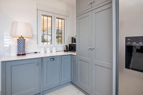 Castillo de Troya Grande et luxueuse villa à Denia, Costa Blanca, Espagne avec piscine privée pour 12 personnes. La villa est située dans une zone urbaine et montagneuse près de la plage, à 3 km de la plage Marineta Cassiana et à 3 km du centre-ville de Denia....