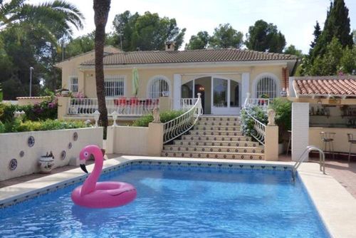 Casa Eike Grote en prachtige villa met privézwembad in La Nucia, Costa Blanca, Spanje voor 12 personen. Het huis is gelegen in een kust- en stedelijk gebied, dichtbij restaurants en bars, winkels en supermarkten, en ligt op 3 km van Alfaz del Pi....