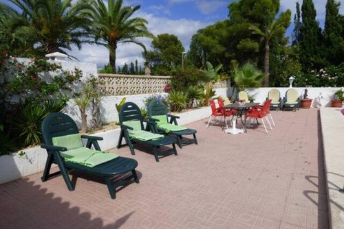 Casa Eike Grote en prachtige villa met privézwembad in La Nucia, Costa Blanca, Spanje voor 12 personen. Het huis is gelegen in een kust- en stedelijk gebied, dichtbij restaurants en bars, winkels en supermarkten, en ligt op 3 km van Alfaz del Pi....