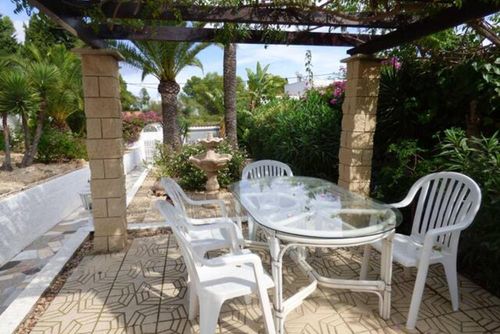 Casa Eike Grote en prachtige villa met privézwembad in La Nucia, Costa Blanca, Spanje voor 12 personen. Het huis is gelegen in een kust- en stedelijk gebied, dichtbij restaurants en bars, winkels en supermarkten, en ligt op 3 km van Alfaz del Pi....