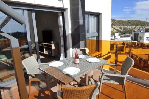 Penthouse Sonrisa Modern och bekväm lägenhet i Finestrat, Costa Blanca, Spanien, med en gemensam pool för 6 personer. Lägenheten ligger i ett kustnära, kuperat och bostadsområde och är 4 km från stranden....