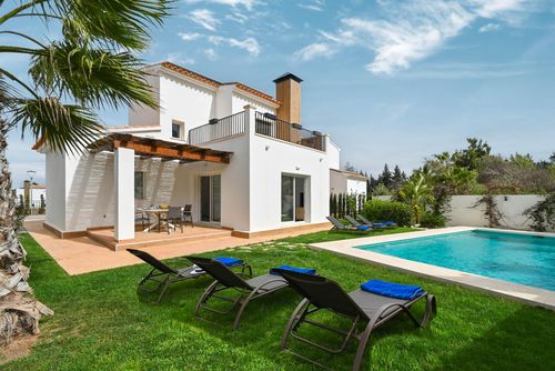 Limoncello Magnifique et confortable villa avec piscine privée à Denia, Costa Blanca, Espagne, pour 8 personnes. La maison est située dans un quartier résidentiel près de la plage, à proximité des commerces et à 3 km de la plage de Playa de la Marineta....