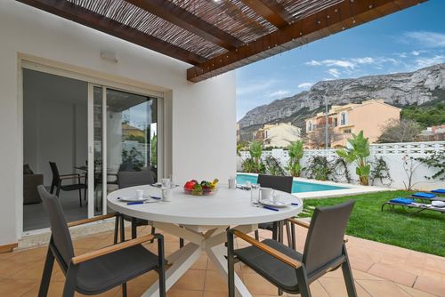 Limoncello Maravillosa y cómoda villa con piscina privada en Denia, Costa Blanca, España, para 8 personas. La casa está situada en una zona residencial de playa, cerca de tiendas y a 3 km de la playa de la Marineta....