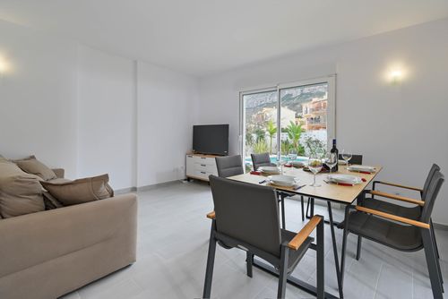 Limoncello Wunderschöne und komfortable Villa mit privatem Pool in Denia, Costa Blanca, Spanien, für 8 Personen. Das Haus befindet sich in einem Wohnstrandgebiet, in der Nähe von Geschäften und 3 km vom Strand Playa de la Marineta entfernt....