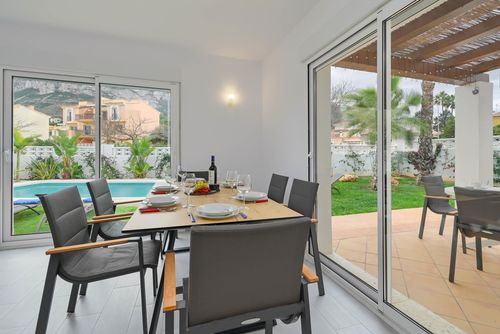 Limoncello Magnifica e confortevole villa con piscina privata a Denia, Costa Blanca, Spagna per 8 persone. La casa è situata in una zona residenziale vicino alla spiaggia, a pochi passi dai negozi e a 3 km dalla spiaggia di Playa de la Marineta....