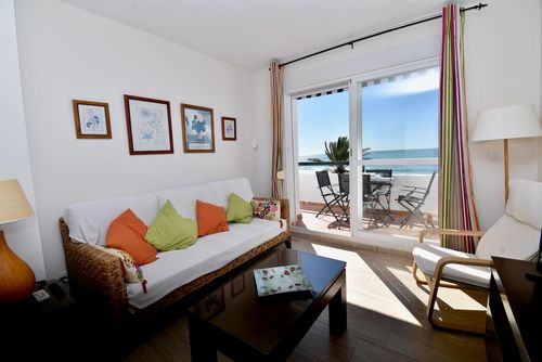 Barrosa Mar 4 Lovely and comfortable apartment in La Barrosa, Costa de la Luz, Spain for 4 persons. The apartment is situated in a residential beach area, close to restaurants and bars, shops and supermarkets, just 50 m from La Barrosa beach and 0....