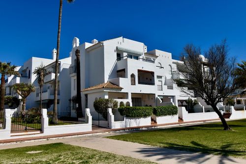 Barrosa Mar 4 Lovely and comfortable apartment in Chiclana de la Frontera, Costa de la Luz, Spain for 4 persons. The apartment is situated in a residential beach area, close to restaurants and bars, shops and supermarkets, just 50 m from La Barrosa beach and 0....