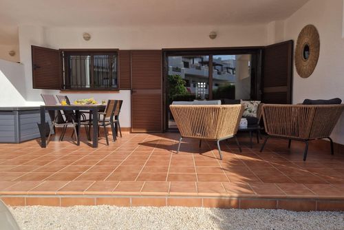 Casa La Bueña Vida Bel appartement lumineux et joyeux avec piscine commune à San Juan de los Terreros, en Andalousie, Espagne, pour 4 personnes. L'appartement est situé dans un complexe de vacances, dans une zone résidentielle et montagneuse près de la plage, à proximité de restaurants et bars, supermarchés, et d'un court de tennis, et à 500 m de la plage de Playa Nardos....