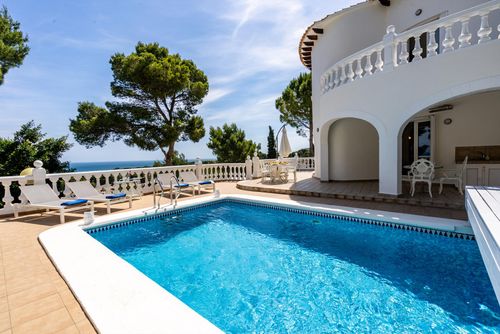 Colina de los pinos Schöne und luxuriöse Villa in Denia, Costa Blanca, Spanien, mit privatem Pool für 8 Personen. Das Haus befindet sich in einer hügeligen Wohngegend und ist 1 km vom Strand Las Rotas entfernt....