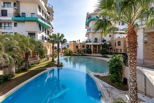 Cala Bay Modern en comfortabel penthouse met gemeenschappelijk zwembad in La Vila Joiosa, Costa Blanca, Spanje voor 6 personen. Het huis is gelegen in een residentiële strandzone en bevindt zich op 100 m van het strand....