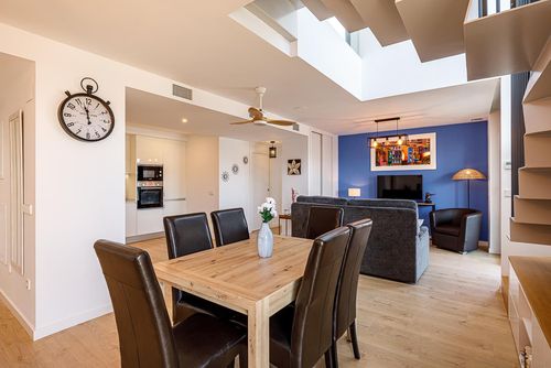 Cala Bay Modernes und komfortables Penthouse mit Gemeinschaftspool in La Vila Joiosa, Costa Blanca, Spanien für 6 Personen. Das Haus befindet sich in einem Wohngebiet nahe dem Strand und ist nur 100 m vom Strand entfernt....