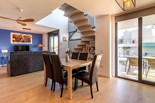 Cala Bay Modernes und komfortables Penthouse mit Gemeinschaftspool in La Vila Joiosa, Costa Blanca, Spanien für 6 Personen. Das Haus befindet sich in einem Wohngebiet nahe dem Strand und ist nur 100 m vom Strand entfernt....