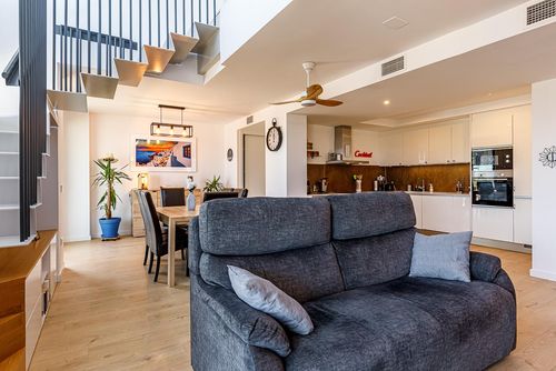 Cala Bay Penthouse moderne et confortable avec piscine commune à La Vila Joiosa, Costa Blanca, Espagne, pouvant accueillir 6 personnes. La maison est située dans un quartier résidentiel en bord de mer, à 100 m de la plage....