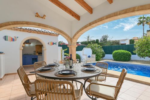 Arearea Vidunderlig og komfortabel villa med privat pool i Jávea, Costa Blanca, Spanien for 6 personer. Huset er beliggende i et roligt boligområde nær stranden og kun 3 km fra El Arenal, Jávea strand....