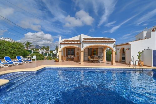Arearea 4 pax Prachtige en comfortabele villa met privézwembad in Jávea, Costa Blanca, Spanje voor 4 personen. Het huis is gelegen in een residentiële strandwijk en op 3 km van het strand van El Arenal, Jávea....