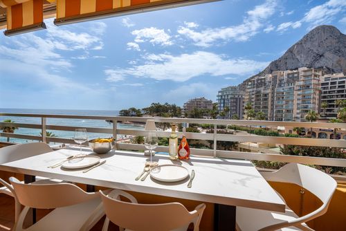 Voramar II by the beach Schöne und luxuriöse Wohnung in Calpe, Costa Blanca, Spanien mit Gemeinschaftspool für 4 Personen. Die Wohnung befindet sich in einer Ferienanlage mit Bar und Restaurant, in einer Wohngegend am Strand, nahe zu Geschäften und Supermärkten, 25 m vom Playa de la Fossa Strand, 3 km vom Zentrum von Calpe und 25 m vom Mittelmeer entfernt....