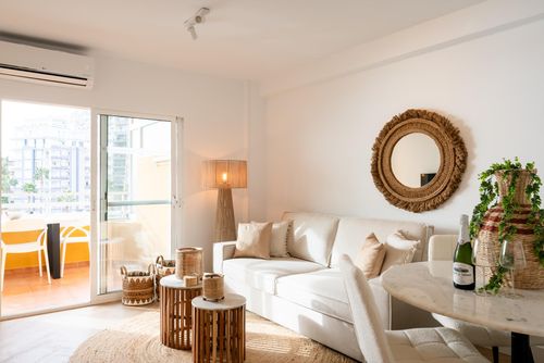 Voramar II by the beach Prachtig en luxe appartement in Calpe, Costa Blanca, Spanje met gemeenschappelijk zwembad voor 4 personen. Het appartement is gelegen in een vakantiecomplex met bar en restaurant, in een residentiële strandomgeving, dicht bij winkels en supermarkten, op 25 m van het strand Playa de la Fossa, 3 km van het centrum van Calpe en 25 m van de Middellandse Zee....