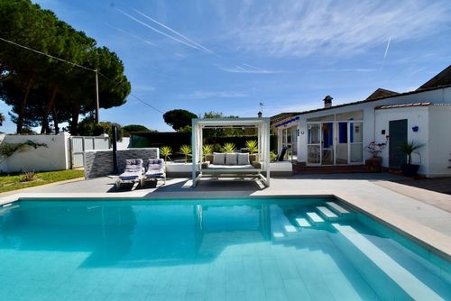 El Sueño Vakantiehuis in Chiclana de la Frontera, Costa de la Luz, Spanje met privézwembad voor 4 personen. Het huis is gelegen in een landelijke omgeving en bevindt zich op 5 km van El Colorado....