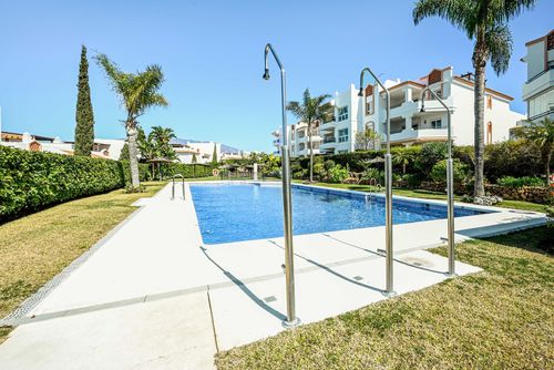 Los Iris Geweldig en comfortabel appartement in Mijas Costa, Andalusië, Spanje met een gemeenschappelijk zwembad voor 4 personen. Het appartement is gelegen in een resort, in een kust- en woongebied, dicht bij een golfbaan, restaurants, bars en een tennisbaan, 3 km van het strand van Fuengirola en 4 km van Fuengirola....