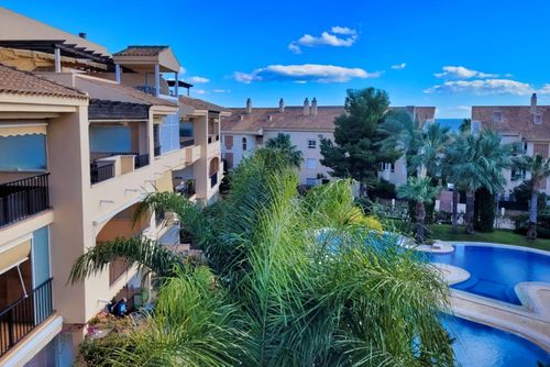 Isla de Altea Sol Y Mar Schöne und helle Wohnung mit Gemeinschaftspool in Altea, Costa Blanca, Spanien für 4 Personen. Die Wohnung befindet sich in einem Strandresort, in einem hügeligen und Wohngebiet in der Nähe des Strandes, nahe Restaurants, Bars und einem Tennisplatz, nur 25 m vom Playa La Solsida Strand und 0,025 km vom Mittelmeer entfernt....