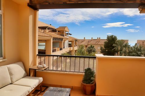 Isla de Altea Sol Y Mar Vacker och glad lägenhet med gemensam pool i Altea, Costa Blanca, Spanien för 4 personer. Lägenheten är belägen i en strandresort, i ett kuperat och bostadsområde nära stranden, bara 25 meter från Playa La Solsida och 0,025 km från Medelhavet, samt nära restauranger, barer och en tennisbana....