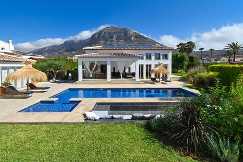 Casa de la Luz Encantadora y cómoda villa en Jávea, Costa Blanca, España con piscina privada para 8 personas. La casa está situada en una zona residencial de playa, cerca de restaurantes y bares y a 3 km de la playa de La Grava, Jávea....