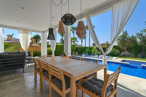 Casa de la Luz Encantadora y cómoda villa en Jávea, Costa Blanca, España con piscina privada para 8 personas. La casa está situada en una zona residencial de playa, cerca de restaurantes y bares y a 3 km de la playa de La Grava, Jávea....
