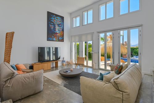 Casa de la Luz Encantadora y cómoda villa en Jávea, Costa Blanca, España con piscina privada para 8 personas. La casa está situada en una zona residencial de playa, cerca de restaurantes y bares y a 3 km de la playa de La Grava, Jávea....