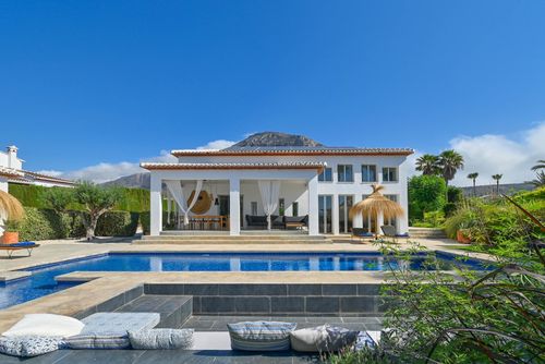 Casa de la Luz 6 pax Wunderschöne und komfortable Villa mit privatem Pool in Jávea, Costa Blanca, Spanien, für 6 Personen. Das Haus befindet sich in einer Wohngegend am Strand, in der Nähe von Restaurants und Bars und 3 km vom Strand La Grava, Jávea, entfernt....