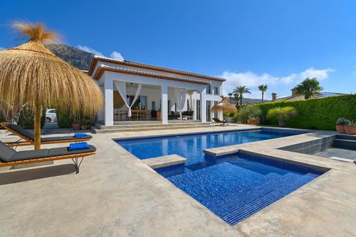 Casa de la Luz 6 pax Wunderschöne und komfortable Villa mit privatem Pool in Jávea, Costa Blanca, Spanien, für 6 Personen. Das Haus befindet sich in einem Wohngebiet am Strand, in der Nähe von Restaurants und Bars und 3 km vom Strand La Grava in Jávea entfernt....
