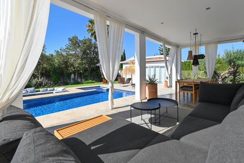 Casa de la Luz 6 pax Incantevole e confortevole villa con piscina privata a Jávea, Costa Blanca, Spagna, per 6 persone. La casa si trova in una zona residenziale vicino alla spiaggia, a pochi passi da ristoranti e bar e a 3 km da La Grava, la spiaggia di Jávea....