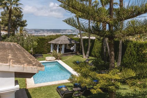 Belleza 12 Grande e lussuosa villa con piscina privata a Javea, Costa Blanca, Spagna, per 12 persone. La casa si trova in un'area residenziale vicino alla spiaggia ed è a breve distanza da ristoranti e bar....