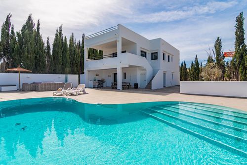 Casa Scorpio Hermosa y cómoda villa con piscina privada en Javea, Costa Blanca, España, para 8 personas. La casa está situada en una zona residencial de playa, cerca de supermercados y a 2 km de la playa El Arenal....
