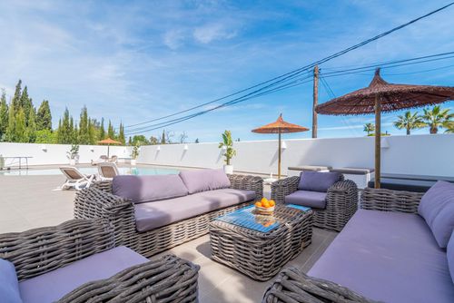 Casa Scorpio Hermosa y cómoda villa con piscina privada en Javea, Costa Blanca, España, para 8 personas. La casa está situada en una zona residencial de playa, cerca de supermercados y a 2 km de la playa El Arenal....