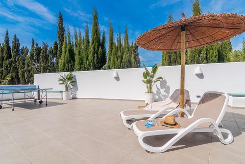 Casa Scorpio Schöne und komfortable Villa mit privatem Pool in Javea, Costa Blanca, Spanien für 8 Personen. Das Haus befindet sich in einer Wohngegend nahe dem Strand, in der Nähe von Supermärkten und 2 km vom Playa El Arenal Strand entfernt....