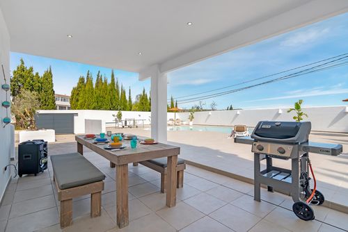 Casa Scorpio Schöne und komfortable Villa mit privatem Pool in Javea, Costa Blanca, Spanien für 8 Personen. Das Haus befindet sich in einer Wohngegend nahe dem Strand, in der Nähe von Supermärkten und 2 km vom Playa El Arenal Strand entfernt....