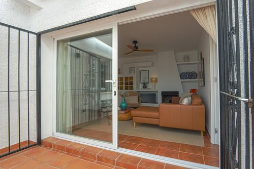 Beautiful beach house in Estepona Schönes und romantisches Ferienhaus in Estepona, Andalusien, Spanien für 4 Personen. Das Haus liegt nur 25 Meter vom Strand und 25 Meter vom Mittelmeer entfernt....