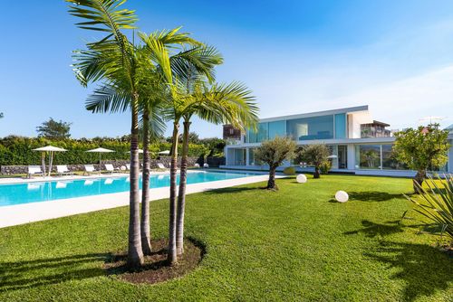 Villa Giardini Luxuriöse Villa mit privatem Pool in Giardini Naxos, Sizilien, Italien für 14 Personen. Die Villa befindet sich in einer hügeligen Strandgegend und ist 3 km vom Strand entfernt....