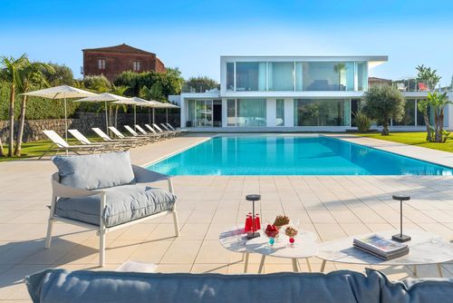 Villa Giardini Luxuriöse Villa mit privatem Pool in Giardini Naxos, Sizilien, Italien für 14 Personen. Die Villa befindet sich in einer hügeligen Strandgegend und ist 3 km vom Strand entfernt....