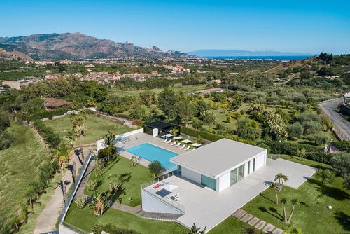 Villa Giardini Luxuriöse Villa mit privatem Pool in Giardini Naxos, Sizilien, Italien für 14 Personen. Die Villa befindet sich in einer hügeligen Strandgegend und ist 3 km vom Strand entfernt....