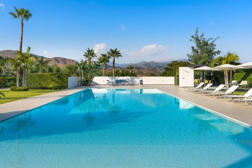 Villa Giardini Villa de luxe avec piscine privée à Giardini Naxos, Sicile, Italie, pouvant accueillir 14 personnes. La villa est située dans une zone côtière vallonnée et se trouve à 3 km de la plage....