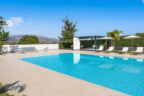 Villa Giardini Luxuriöse Villa mit privatem Pool in Giardini Naxos, Sizilien, Italien für 14 Personen. Die Villa befindet sich in einer hügeligen Strandgegend und ist 3 km vom Strand entfernt....