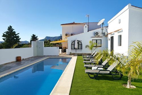 La Novela 4 Mooie en comfortabele villa in Calpe, Costa Blanca, Spanje met privézwembad voor 4 personen. Het huis is gelegen op 2 km van het La Fustera-strand....