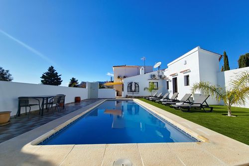 La Novela 4 Hermosa y cómoda villa en Calpe, Costa Blanca, España, con piscina privada para 4 personas. La casa está situada a 2 km de la playa de La Fustera....