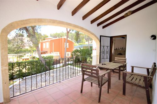 Poppy Schönes und komfortables Ferienhaus mit privatem Pool in Jávea, Costa Blanca, Spanien für 7 Personen. Das Haus befindet sich in einer Küstenregion, umgeben von Wäldern und in einem Wohngebiet, und liegt 4 km vom Strand El Arenal entfernt....