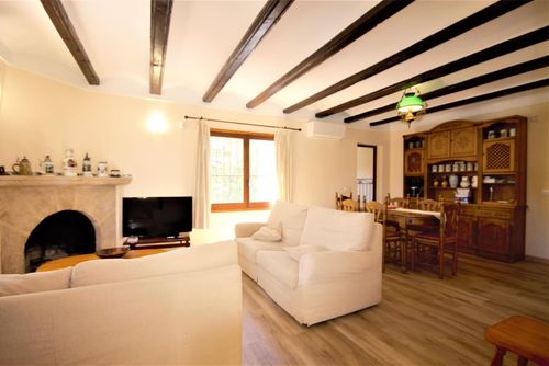 Poppy Belle et confortable maison de vacances à Jávea, Costa Blanca, Espagne, avec piscine privée pour 7 personnes. La maison est située dans un quartier résidentiel, boisé et côtier, à 4 km de la plage d'El Arenal....