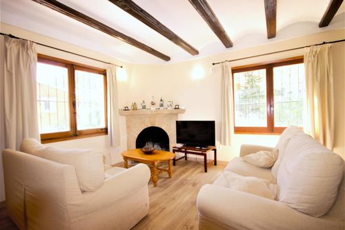 Poppy Hermosa y confortable casa de vacaciones en Jávea, Costa Blanca, España, con piscina privada para 7 personas. La casa está situada en una zona costera, arbolada y residencial, a 4 km de la playa de El Arenal....