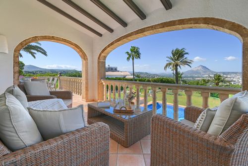 Pastor Grote en aantrekkelijke villa in Javea, Costa Blanca, Spanje, met privézwembad voor 6 personen. Het huis is gelegen in een residentieel strandgebied en bevindt zich op 4 km van El Arenal, het strand van Javea....